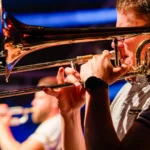 Joyeux Bordel sur scène avec instruments
