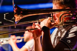 Joyeux Bordel sur scène avec instruments